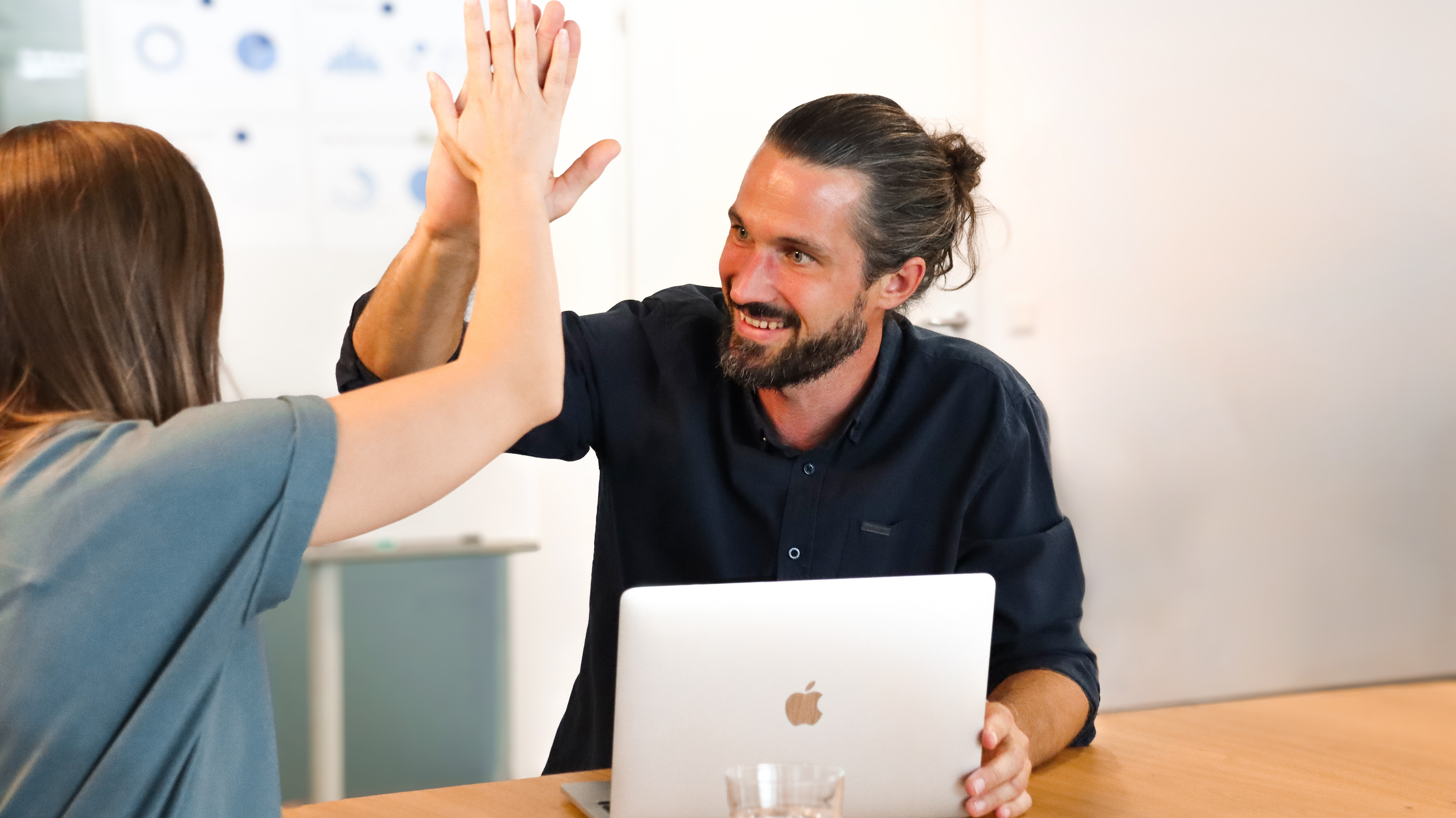 Martin Trümmel von dreicraft schlägt im Büro mit einer Kundin ein